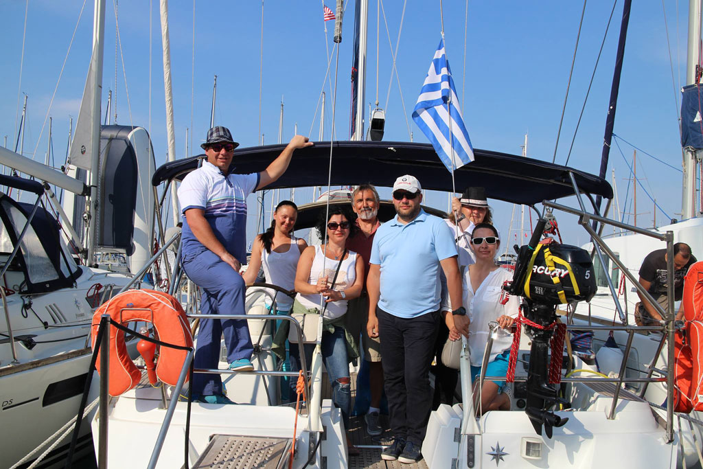End of sailing 'official picture' of our crew. Good-by everyone, it was nice meeting you!
